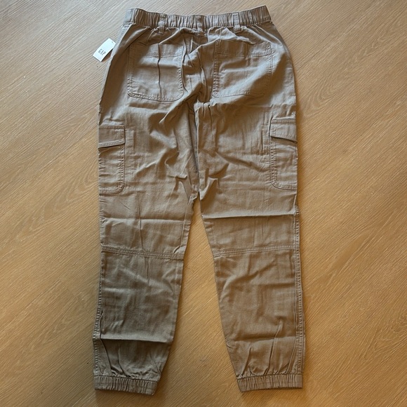 NWT GAP Women's Khaki Girlfriend Cargo Jogger size 8 - Picture 3 of 3